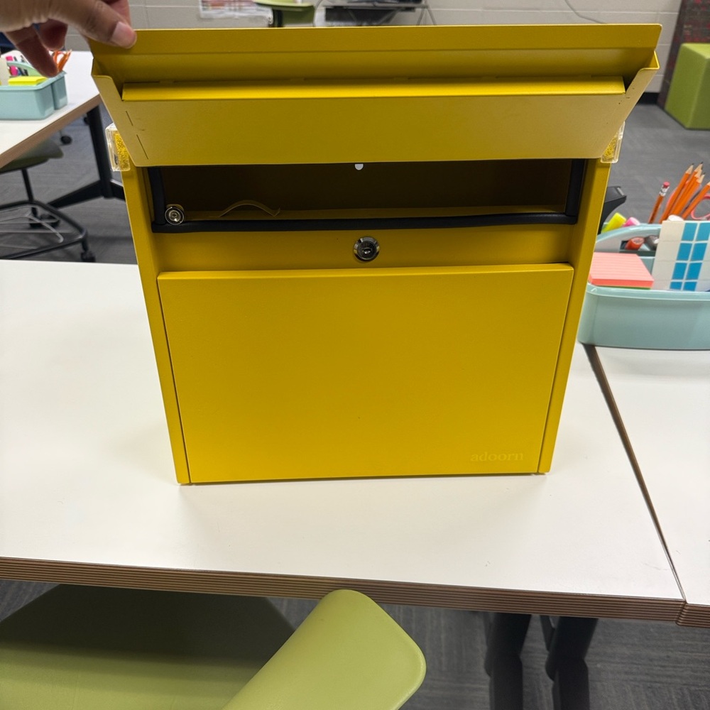 Adoorn Locking Mailbox - Picture 2 of 4
